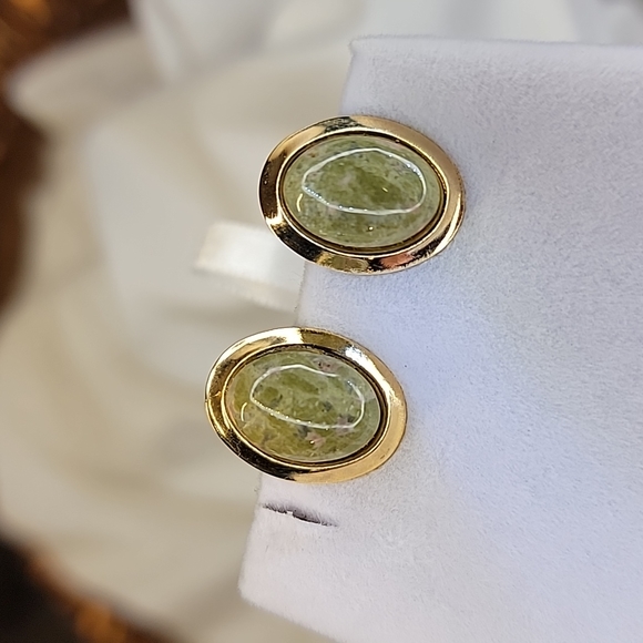 Vintage Green sage stone Earrings CLIP-ON Costume Statement Jewelry ✨️ - Picture 1 of 10